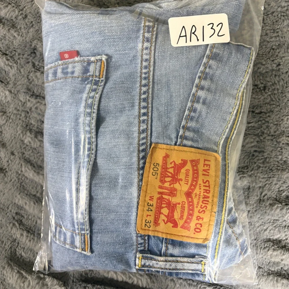 Levis 505 Mens 34x32 Light Wash Blue Regular Fit Straight Leg Denim Jeans AR132